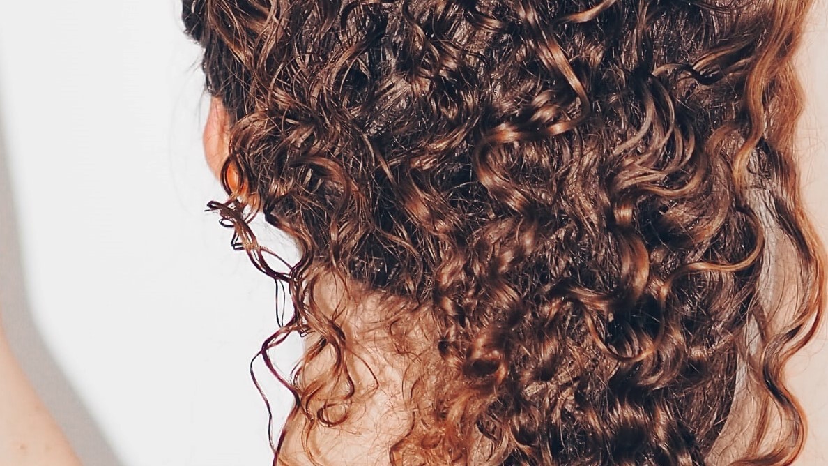 embracing my curly hair and why I dont use the curly girl method